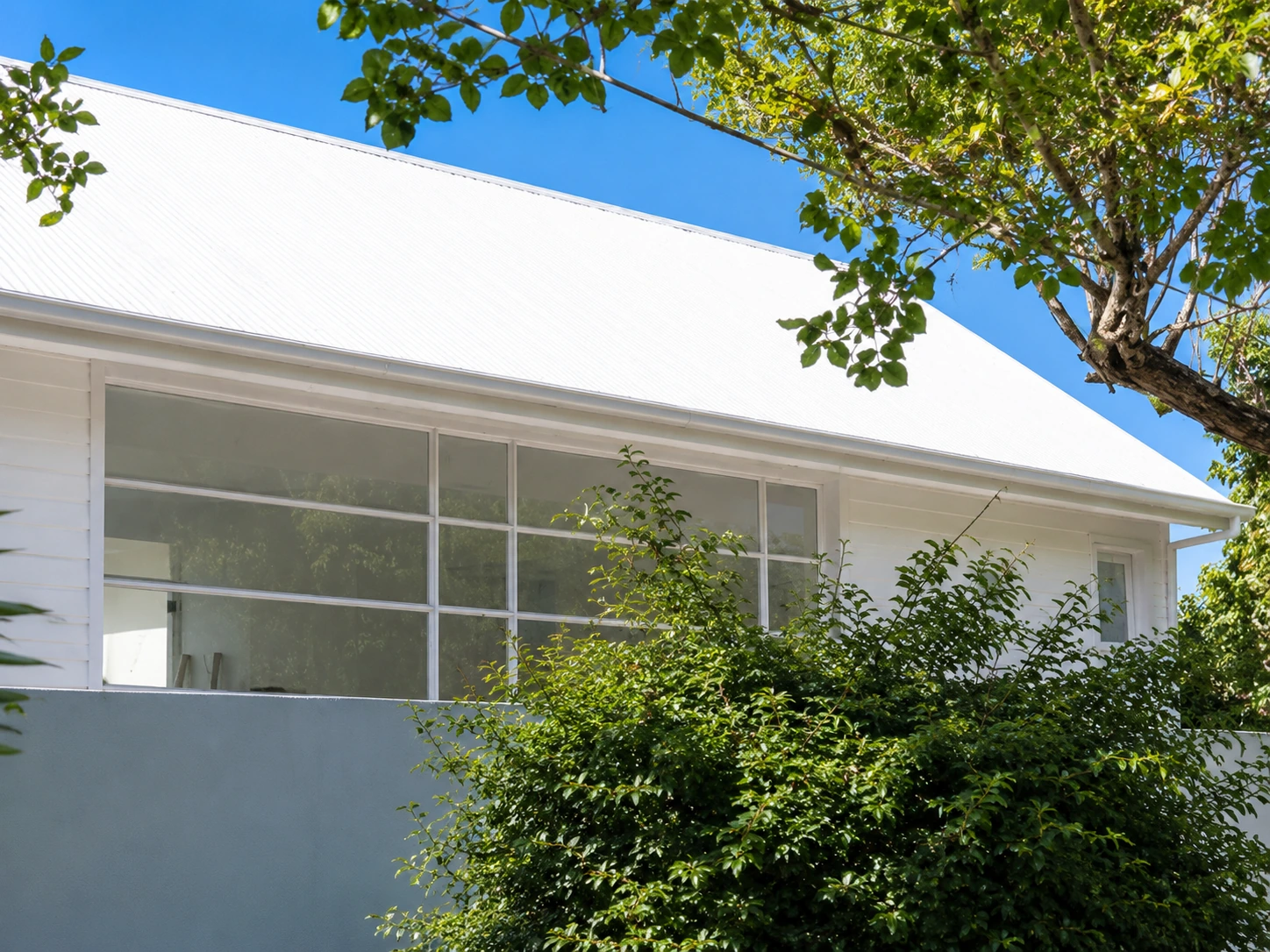 Seamless gutters along a Southbroom garden-facing roofline